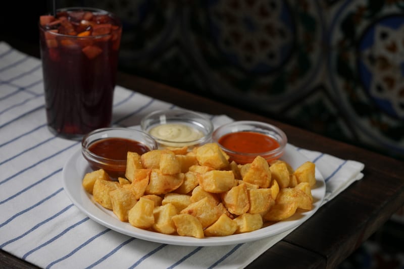 Patatas tres salsas