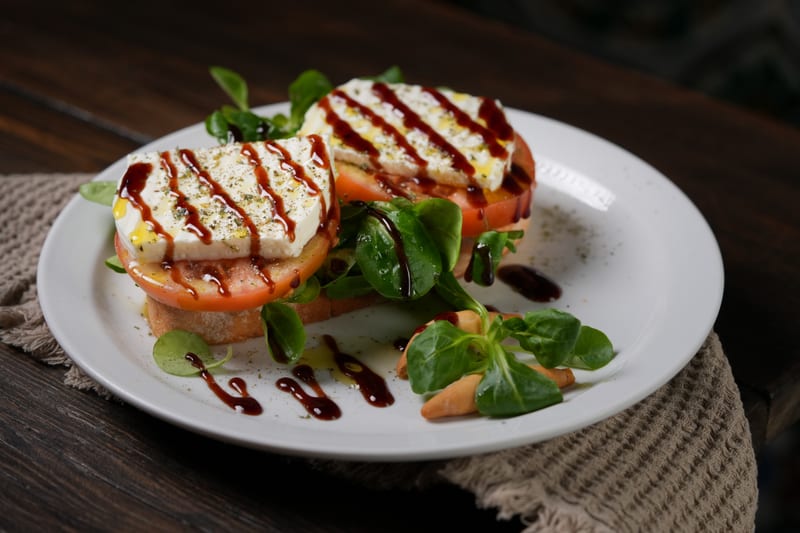 Vegetal: canónigos, tomate, queso fresco y orégano