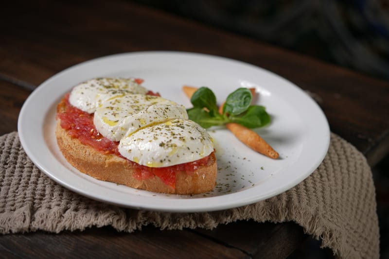 Mozzarella tomate aliñado y orégano