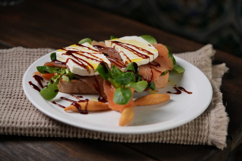 Salmón ahumado, queso fresco, canónigos y balsámico de Módena